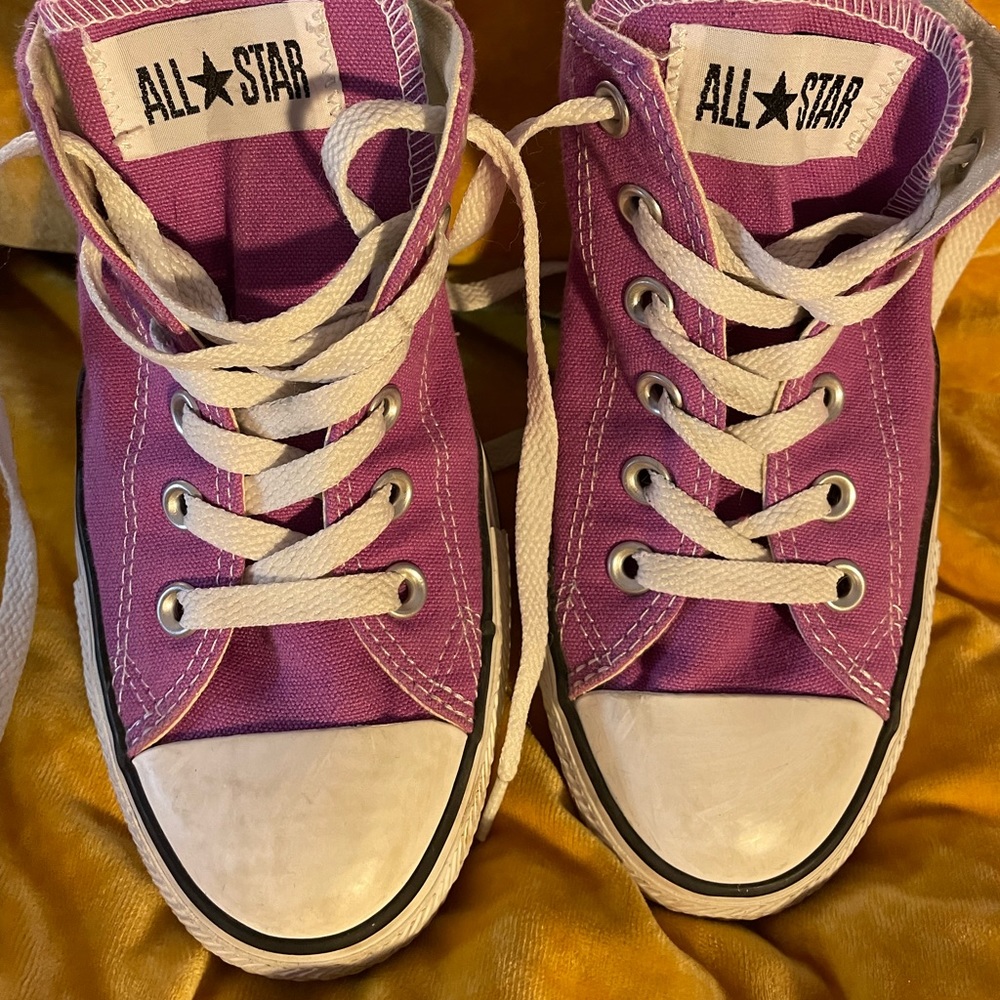 Converse All Stars Purple Unisex 9/7 Low tips Barely worn, great condition